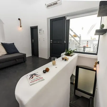 The Luna Emporio (Santorini)